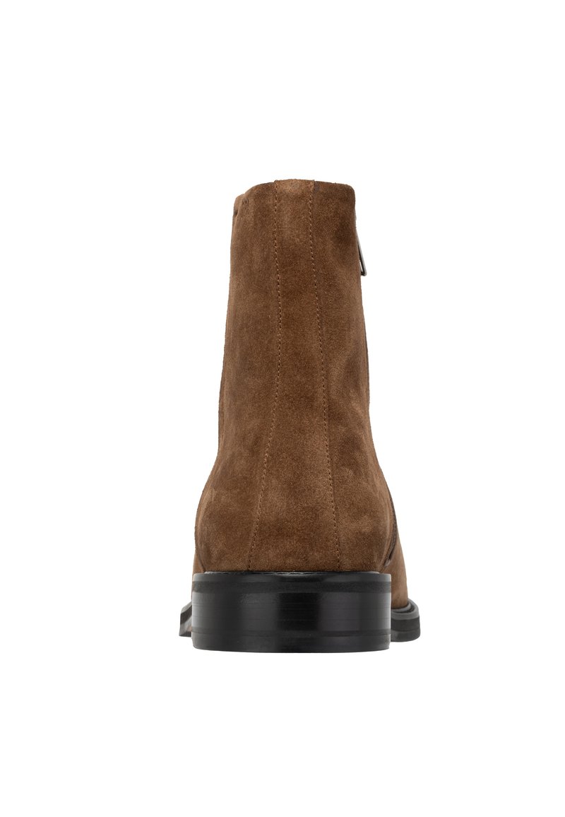 Braune Wildleder-Stiefelette mit einer glatten Textur, runder Zehenform und einem schwarzen Blockabsatz. Verfügt über vertikale Nähte an den Seiten.