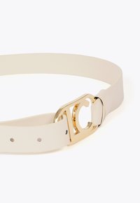Biały skórzany pasek z złotą metalową klamrą z charakterystycznym wyciętym wzorem w kształcie litery 'C'. Pasek ma pięć regulowanych otworów.