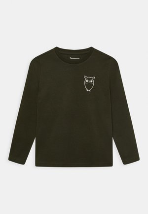 Dunkelgrünes Langarmhemd mit einer einfachen weißen Linienzeichnung einer Eule auf der linken Brustseite.