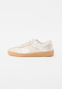 Sneakers i metallisk beige læder med en struktureret overflade. Har en lys tan-gummisål, runde snørebånd og prægede mærkninger på siden.
