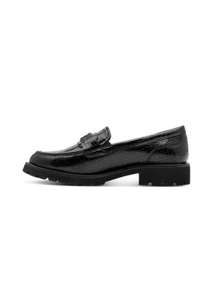 Zwarte leren loafer met krokodillenstructuur, afgeronde neus en dikke rubberen zool met diepe groeven, zijaanzicht op witte achtergrond.