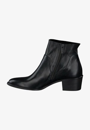 Bota de cuero negro hasta el tobillo con una punta afilada, cierre lateral y un tacón bajo apilado. Textura suave y diseño minimalista con acentos cosidos.