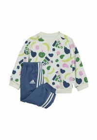 Conjunto de sudadera y pantalones; la sudadera es color crema con estampado de frutas coloridas y el logo de adidas; los pantalones son azules con tres franjas blancas y el logo.