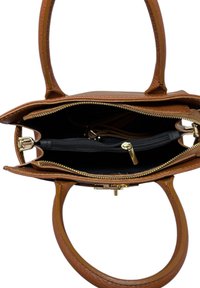 Borsa a tracolla in pelle marrone con due manici, apertura superiore che mostra due scomparti con zip all'interno e tirazip dorati.