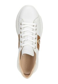 Baskets en cuir blanc avec des accents marron, dotées de lacets ronds, d'œillets dorés et d'une finition texturée. Détail de logo remarquable sur le côté.