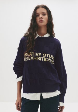 CONTRAST TEXT - Striktrøje - blue denim