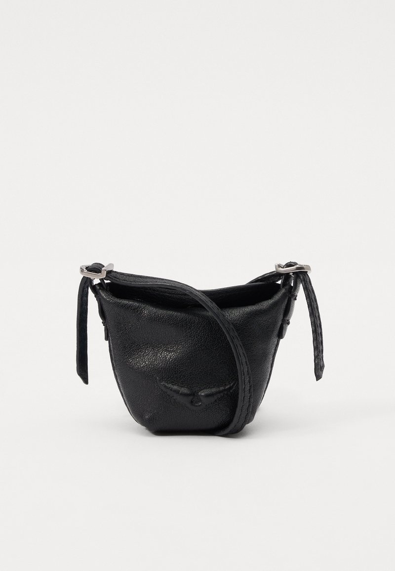 Borsa a pochette in pelle nera con design curvo, tracolla regolabile e dettagli cuciti. Presenta una superficie texturizzata e hardware di colore argento.