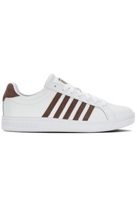 Hvide sneakers med brune suede-detaljer og tre brune striber, fremhævet af en glat læderfinish, flad hvid sål og fremtrædende branding.