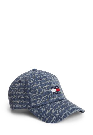 Denimowa czapka baseballowa z delikatnym wzorem odręcznego pisma oraz prostokątną naszywką z logo Tommy Jeans w kolorach czerwonym, białym i niebieskim z przodu.