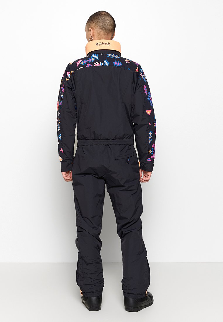 Czarny izolowany kombinezon z kolorowymi geometrycznymi wzorami na rękawach i kołnierzu. Regulowane mankiety, elastyczny pas i wzmocnione szwy.
