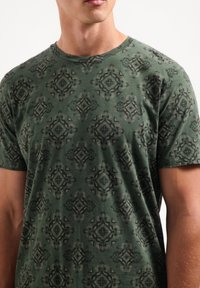 NO EXCESS T-shirt print - dark green