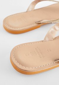 Next Sandalai su T formos dirželiu - cream