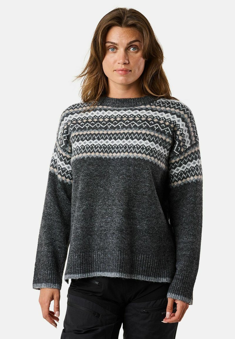 Maglione grigio con un giogo a fantasia in bianco e nero, con polsini e orlo a coste, realizzato in tessuto lavorato a maglia. Vestibilità rilassata e collo rotondo.