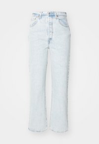 Vaqueros de mezclilla azul claro con un corte relajado, talle alto y piernas acampanadas recortadas. Presenta un diseño de cinco bolsillos y cierre de botón.