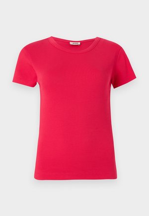 T-shirt rouge à manches courtes avec une texture côtelée et un col rond, fabriqué à partir d'un tissu lisse, présentant une coupe standard et sans motifs visibles.