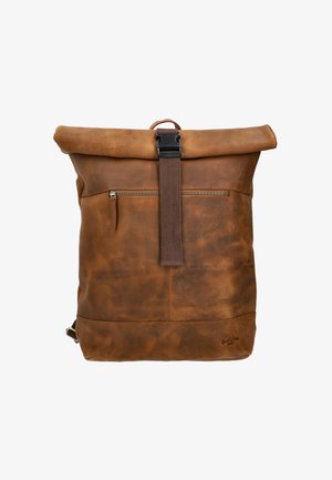 Hnědý kožený batoh s rolovacím designem, s přední zipovou kapsou, texturovaným povrchem a černým sponkovým uzávěrem.