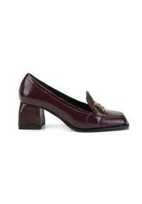 Bordeaux lakschoenen met blokhak en vierkante neus, versierd met een gouden accent op de wreef. Gladde textuur met een glanzende afwerking.