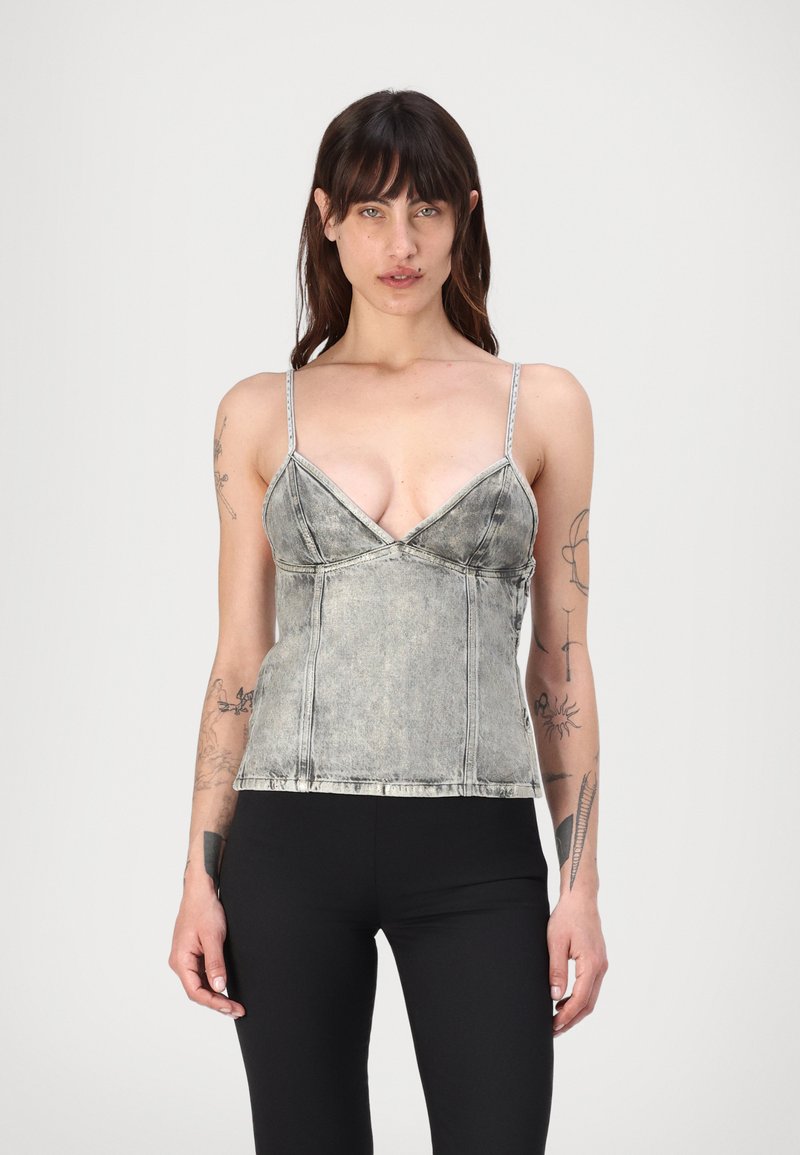 Γκρίζα τζιν καμισόλα με λεπτούς ρυθμιζόμενους ιμάντες, β�αθύ V-ντεκολτέ και λεπτομέρειες από ραφές. Το ύφασμα έχει μια φθαρμένη υφή.