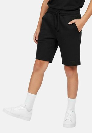 Zwarte shorts tot op de knie gemaakt van zacht materiaal, voorzien van een elastische tailleband met trekkoord, zijzakken en een eenvoudig ontwerp.