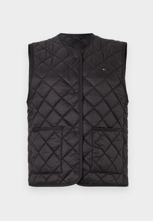 Gilet matelassé noir avec un col rond, fermeture par boutons et deux poches à l'avant. Texture douce avec un motif en diamant et des finitions contrastantes.