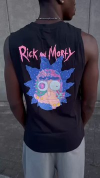 Cămașă neagră fără mâneci, cu o grafică colorată de desen animat care prezintă un personaj stilizat pe un fundal albastru plin de stele. Textul spune "Rick and Morty."