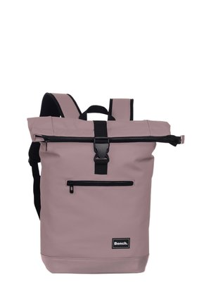 Stofroze rugzak met oprolbare bovenkant, een zwart ritsvak, een zwarte gesp, gevoerde banden en het Bench-logo rechtsonder aan de voorkant.