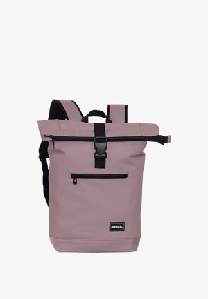 Staubrosa Rolltop-Rucksack mit schwarzer Reißverschlusstasche, schwarzer Schnalle, gepolsterten Trägern und Bench-Logo an der unteren vorderen Ecke.