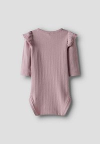 Lichtroze ribgebreide bodysuit met driekwart mouwen en kant ruffle accenten op de schouders. Zachte textuur en drukknoopsluiting aan de onderkant.