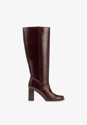 Brauner Lederstiefel bis zum Knie mit runder Zehenkappe und klobigem Holzabsatz, mit glatter Oberfläche und minimalen Nähdetails.