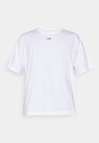 Λευκό βαμβακερό μπλουζάκι με στρογγυλή λαιμόκοψη και κοντά μανίκια. Διαθέτει λογότυπο σε μαύρο στο στήθος. Ίσια ραφή στο τελείωμα. Μαλακή, λεία υφή.