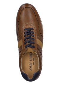 Brązowe skórzane sneakersy z granatowymi sznurowadłami, zamszowymi akcentami i okrągłym czubkiem. Widoczne logo wewnętrzne. Teksturowane detale po bokach.