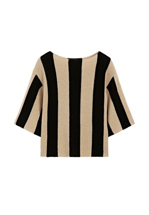 Groft gebreide trui met brede verticale zwarte en beige strepen en driekwart mouwen.