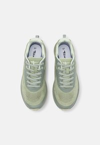 Jasnozielone buty sportowe z teksturowanej zamszowej cholewki, oddychającymi perforacjami i płaskimi sznurowadłami. Rozmiar 37 wyświetlony wewnątrz języka.
