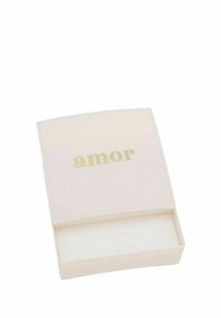 Scatola rettangolare rosa chiaro con una superficie liscia, con la parola "amor" in lettere dorate sul coperchio. Si apre su un interno semplice.
