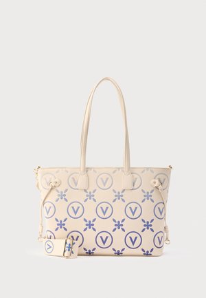 Borsa a tracolla beige con stampa floreale blu e logo. Materiale liscio, due manici lunghi e una cinghia accentata. Dettaglio in metallo dorato visibile.