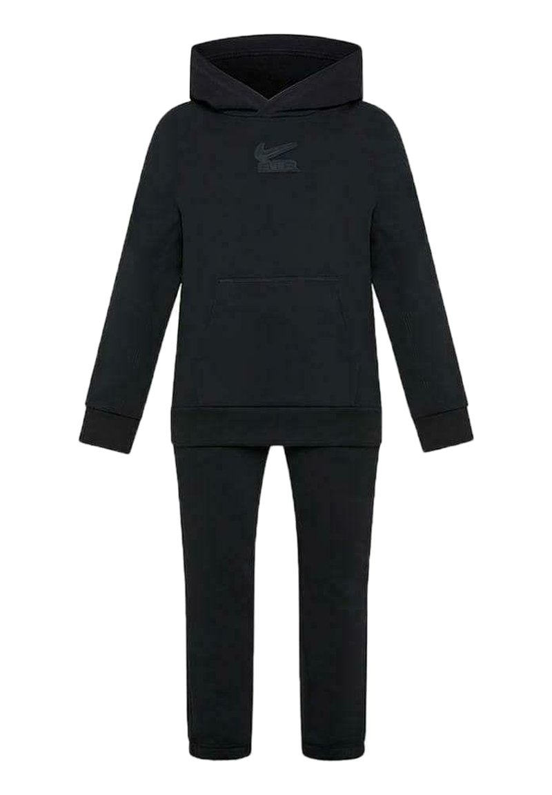 Ensemble de sweatshirt et pantalon noir en tissu doux. Design à capuche avec poche avant, arborant un logo discret sur la poitrine.