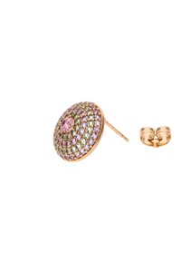 Ronde gouden studoorbel met concentrische cirkels van kleine roze, groene en paarse edelstenen, plus een centrale roze edelsteen en een aparte achterzijde.