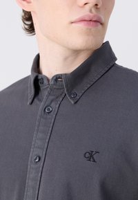 Calvin Klein Jeans GARMENT DYE SHIRT - Srajca - ebony