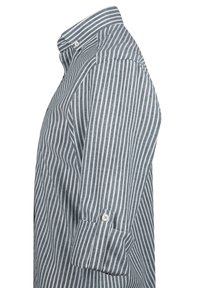 Camisa de rayas con cuello abotonado, con estrechas rayas verticales en gris y blanco. La tela es algodón texturizado, con un puño enrollado en la manga.