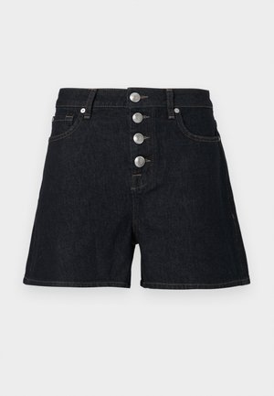 Pantaloni corti in denim scuro con vita alta, caratterizzati da cinque bottoni argentati, due tasche anteriori e orlo sfrangiato. Il tessuto ha una consistenza liscia.