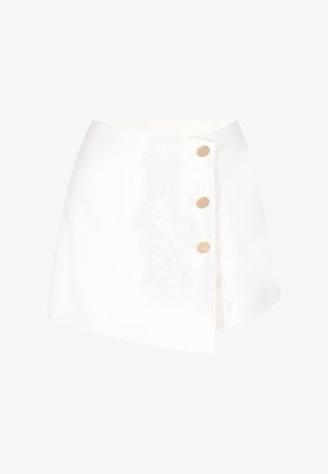 Biała asymetryczna mini spódnica z trzema złotymi guzikami na przednim panelu, wykonana z gładkiej tkaniny.