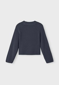 Maglione lavorato a maglia corto di colore blu scuro, con una texture a coste, maniche lunghe e scollatura rotonda, caratterizzato da una costruzione delle maniche raglan.