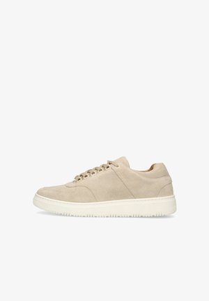 Beige suède lage sneaker met witte rubberen zool en bijpassende beige veters, weergegeven vanaf de linkerkant op een witte achtergrond.