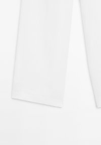 Weiße, weite Hosen mit glatter Textur, gesäumten Kanten und einer lockeren Passform, die einen minimalistischen Stil und klare Linien präsentieren.