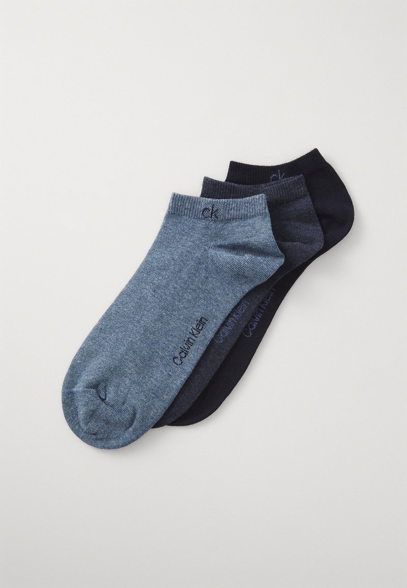 Calzini alla caviglia in misto cotone di colore azzurro chiaro, blu scuro e nero. Presentano un bordo a coste e un logo di lato. Texture liscia, vestibilità standard.