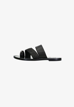 Sandales noires avec deux larges brides ; l'une en cuir lisse et l'autre en tressé. Présente un bout ouvert et une semelle plate.