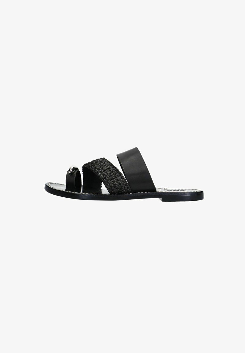 Zwarte sandalen met twee brede banden; de ene is van glad leer en de andere is geweven. Heeft een open teen en een platte zool.