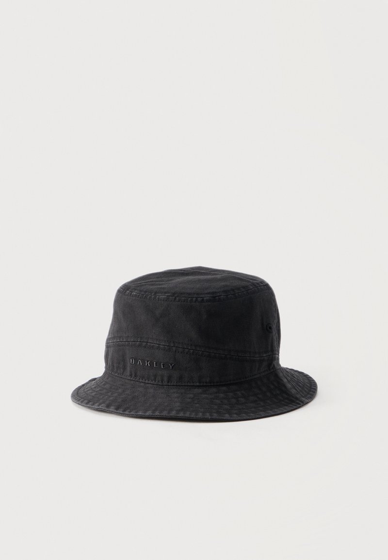 Chapeau bob en coton noir avec bord cousu et petit nom de marque embossé sur le côté, présenté sur un fond clair uni.