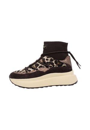 Scarpa da ginnastica alta con stampa leopardata, camoscio marrone, polsino a coste nero alla caviglia, chiusura frontale con lacci e suola spessa beige.
