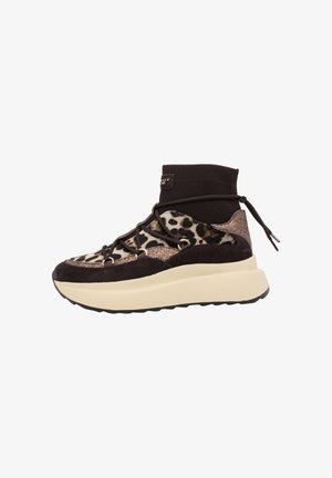 Scarpa da ginnastica alta con stampa leopardata, camoscio marrone, polsino a coste nero alla caviglia, chiusura frontale con lacci e suola spessa beige.